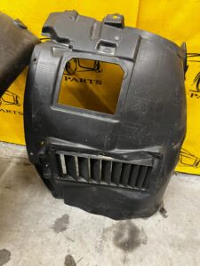 NADKOLE WNĘKA PRAWY PRZÓD BMW E92 M3 8043214