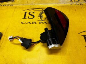 KLAPKA PORT ŁADOWANIA ODBLASK LAMPY TYŁ TYLNY LEWY TESLA MODEL 3 PRZEDLIFT