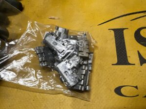 4 X KLAMRA MOCUJĄCA LISTWY SZYBY DRZWI PRZÓD BMW 5 E60 E61 X5 E70 NOWA OEM