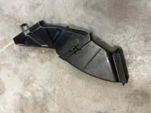 KANAŁ PRZEWÓD ODPŁYWU WODY Z PODSZYBIA PRAWY BMW 5 G30 G31 M5 F90