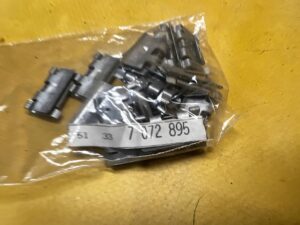 4 X KLAMRA MOCUJĄCA LISTWY SZYBY DRZWI PRZÓD BMW 5 E60 E61 X5 E70 NOWA OEM