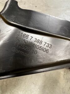 KANAŁ PRZEWÓD ODPŁYWU WODY Z PODSZYBIA PRAWY BMW 5 G30 G31 M5 F90