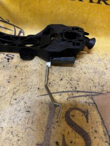 WSPORNIK KLAMKI DRZWI TYŁ TYLNYCH PRAWY PRAWYCH DACIA SANDERO 3 III