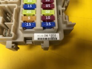 SKRZYNKA BEZPIECZNIKÓW DESKI NISSAN X-TRAIL T32