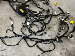 WIĄZKA DESKI PASA PRZEDNIEGO WNĘTRZA KOMORY DACIA SANDERO III 2023R