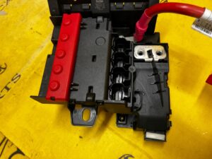 SKRZYNKA BEZPIECZNIKÓW ROZDZIELACZ PRĄDU KLEMA PIROTECH BMW 5 G30 M5 F90