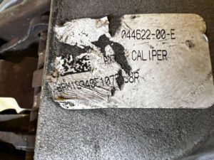 ZACISK HAMULCOWY PRZÓD PRAWY TESLA MODEL 3 PRZEDLIFT 2WD