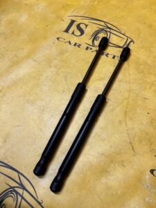 KOMPLET SIŁOWNIKI KLAPY TYŁ BAGAŻNIKA LEWY PRAWY FORD MUSTANG VI