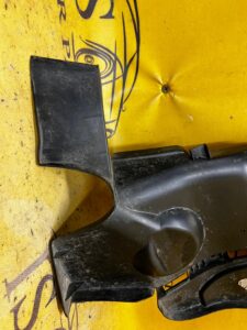 NADKOLE OSŁONA PODŁUŻNICY ZAŚLEPKA PLASTIK SILNIKA PRAWA DACIA DUSTER II