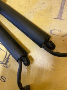 KOMPLET SIŁOWNIKI KLAPY LR L462 DISCOVERY V