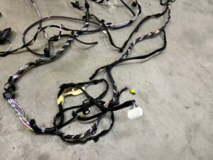 WIĄZKA DESKI PASA PRZEDNIEGO WNĘTRZA KOMORY DACIA SANDERO STEPWAY III 2023R