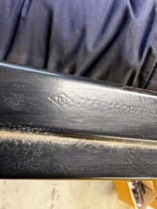 SZYNA PROWADNICA DRZWI PRZESUWNYCH DOLNA LEWA DACIA DOKKER EU