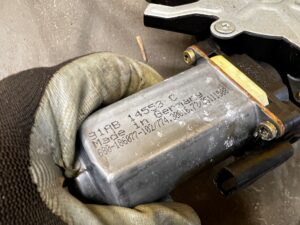 MECHANIZM PODNOŚNIK SZYBY DRZWI PRZÓD PRAWY CHEVROLET CORVETTE C5 97-04