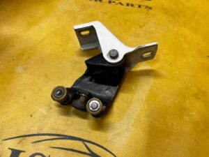 ROLKA DRZWI PRZESUWNYCH PROWADNICA ŚRODKOWA LEWA DACIA DOKKER 369