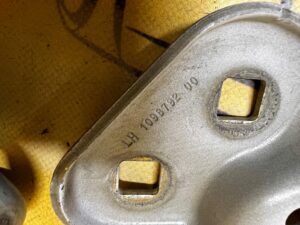 KOMPLET ZAWIASY MASKI POKRYWY PRZÓD LEWY PRAWY TESLA MODEL 3 PRZEDLIFT