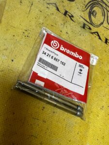 ZESTAW 2 SZT PROWADNIC KLOCKÓW HAMULCOWYCH TYŁ TYLNYCH BMW BREMBO NOWY OEM