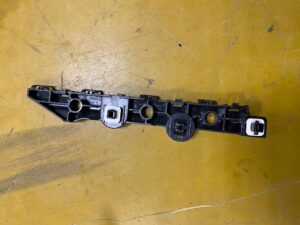 ŚLIZG MOCOWANIE ZDERZAKA PRAWY TYŁ INFINITI Q50