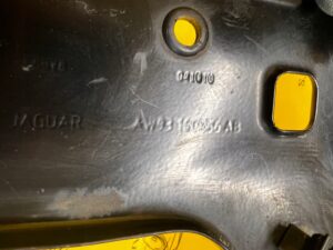 MOCOWANIE UCHWYT BŁOTNIKA PRZÓD LEWY POMPY WSPOMAGANIA JAGUAR XJ X351