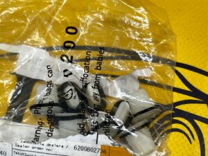 8 X MOCOWANIE LISTWY SŁUPKA A MINI F54 F55 F56 F57 F60 R52 R60 R61 NOWE OEM