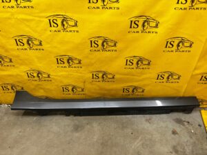 BMW SERIA 1 F40 LISTWA NAKŁADKA PROGOWA PRAWA B39