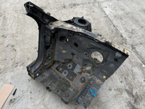 LEWY PRZÓD ĆWIARTKA PODŁUŻNICA PRÓG SŁUPEK FARTUCH BMW F40 SERIA 1