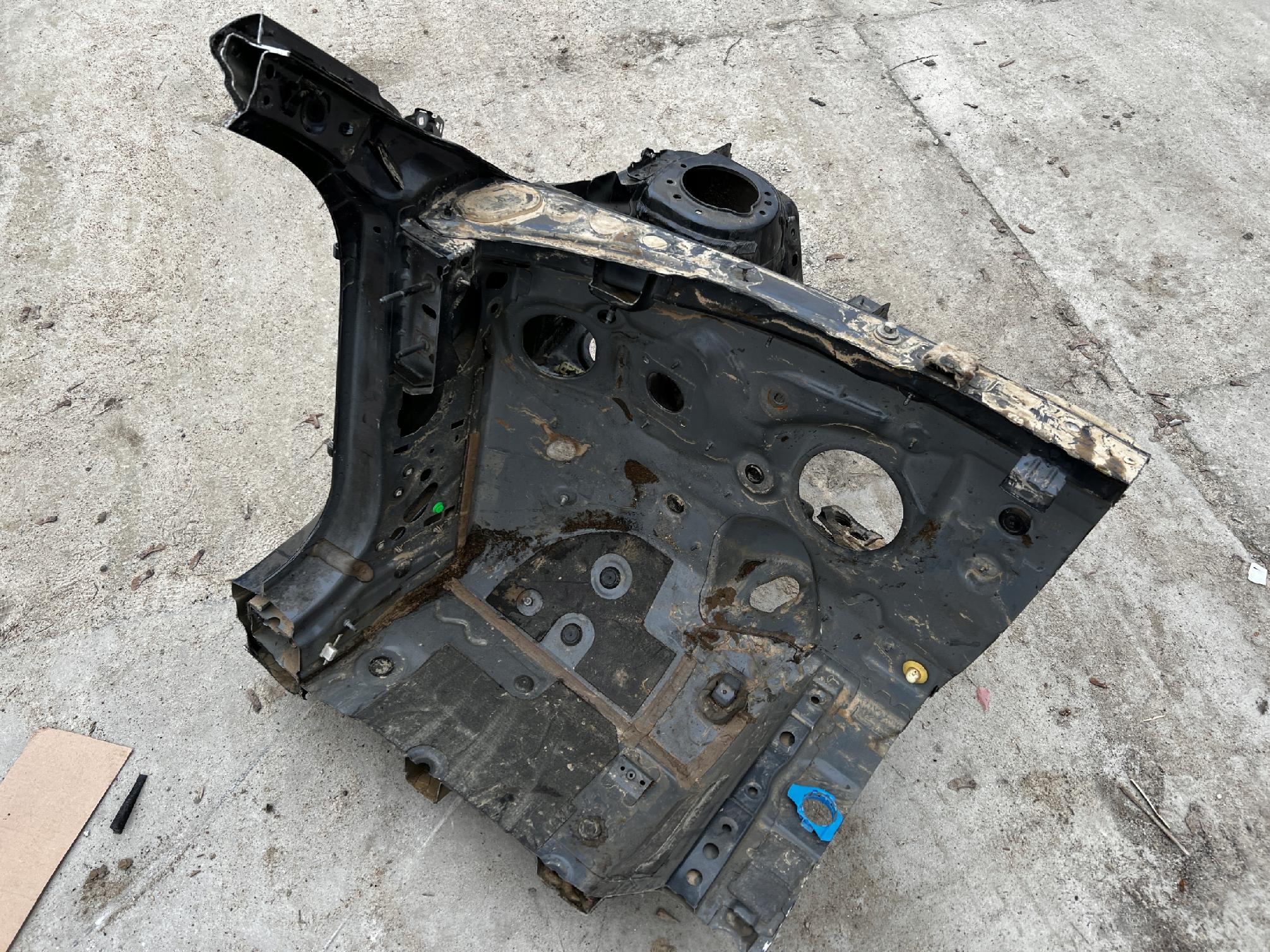 LEWY PRZÓD ĆWIARTKA PODŁUŻNICA PRÓG SŁUPEK FARTUCH BMW F40 SERIA 1