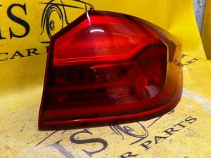 LAMPA TYLNA W BŁOTNIK PRAWA BMW G30 LEKKO PĘKNIĘTA