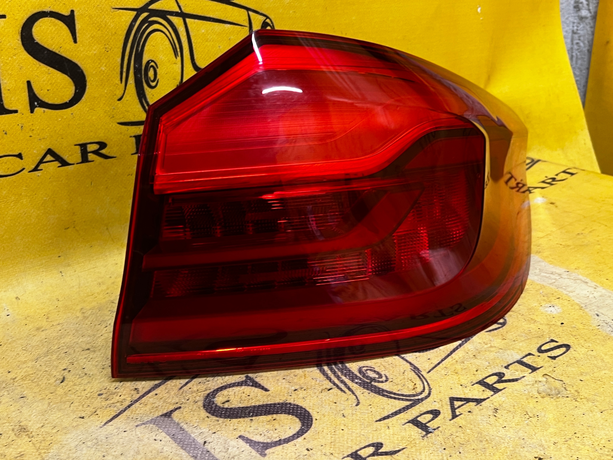 LAMPA TYLNA W BŁOTNIK PRAWA BMW G30 LEKKO PĘKNIĘTA