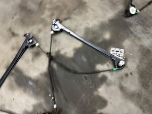 MECHANIZM PODNOŚNIK SZYBY DRZWI PRZÓD PRAWY CHEVROLET CORVETTE C5 97-04