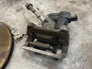 KOMPLET TARCZE ZACISKI KLOCKI HAMULCOWE AUDI A8 D4