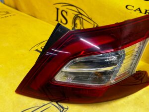 LAMPA TYŁ TYLNA PRAWY PRAWA W BŁOTNIK PEUGEOT 308 II T9 HB