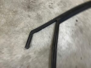 USZCZELKA SZYBY DRZWI PRZÓD LEWY DACIA SANDERO III JOGGER