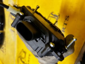 DOCIĄG ZAMKA ZAMEK KLAPY BAGAŻNIKA TYŁ RANGE ROVER VELAR L560