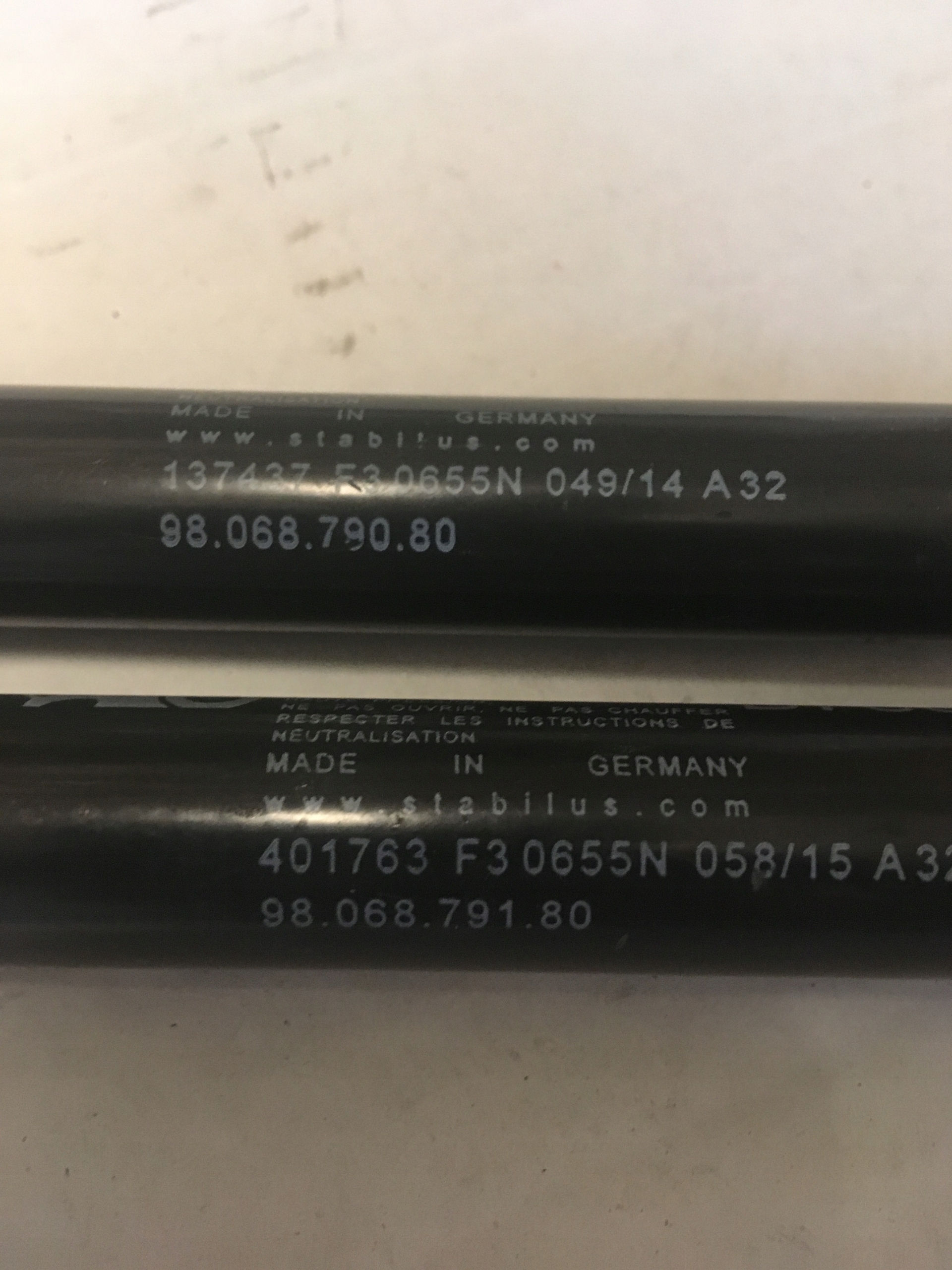 SIŁOWNIK BAGAŻNIKA PRAWY C4 PICASSO II 9806879080