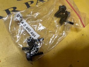 4 X ŚRUBA MOCUJĄCA KRATĘ WLOTU POWIETRZA MINI R60 R61 NOWA OEM