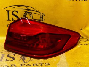 LAMPA TYLNA W BŁOTNIK PRAWA BMW G30 LEKKO PĘKNIĘTA