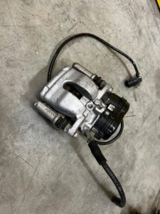 LEWY TYŁ ZACISK SILNICZEK HAMULCA MERCEDES W117