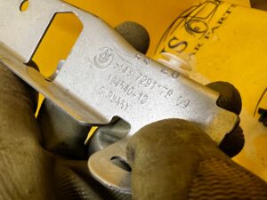 UCHWYT WSPORNIK MOCOWANIE SŁUPKA C PRAWE BMW F22