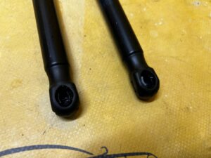 KOMPLET SIŁOWNIKI KLAPY TYŁ BAGAŻNIKA LEWY PRAWY FORD MUSTANG VI