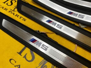 KOMPLET LISTWY LISTWA NAKŁADKA NAKŁADKI PROGU PRÓG LED BMW M5 F90 M-POWER