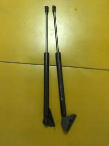 SIŁOWNIKI TYLNEJ KLAPY PEUGEOT 208 9673083680 2SZT