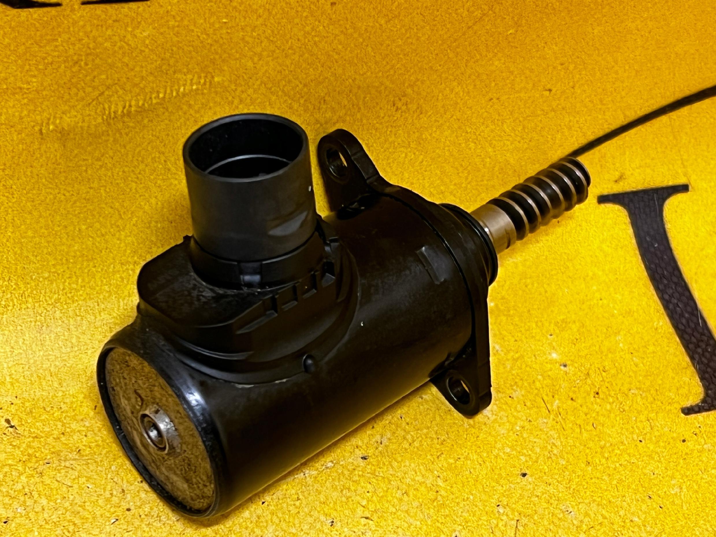 NASTAWNIK SIŁOWNIK GŁOWICY BMW F40 F48 B38 8652738