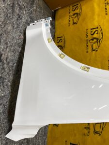 BŁOTNIK LEWY PRZÓD GENESIS GV70 BIAŁY AKRYL