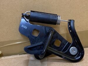 RYGIEL ZAMEK KLAPY BAGAŻNIKA FORD MUSTANG MK6 VI