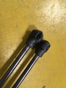 KOMPLET SIŁOWNIKI KLAPY BAGAŻNIKA DACIA SANDERO II