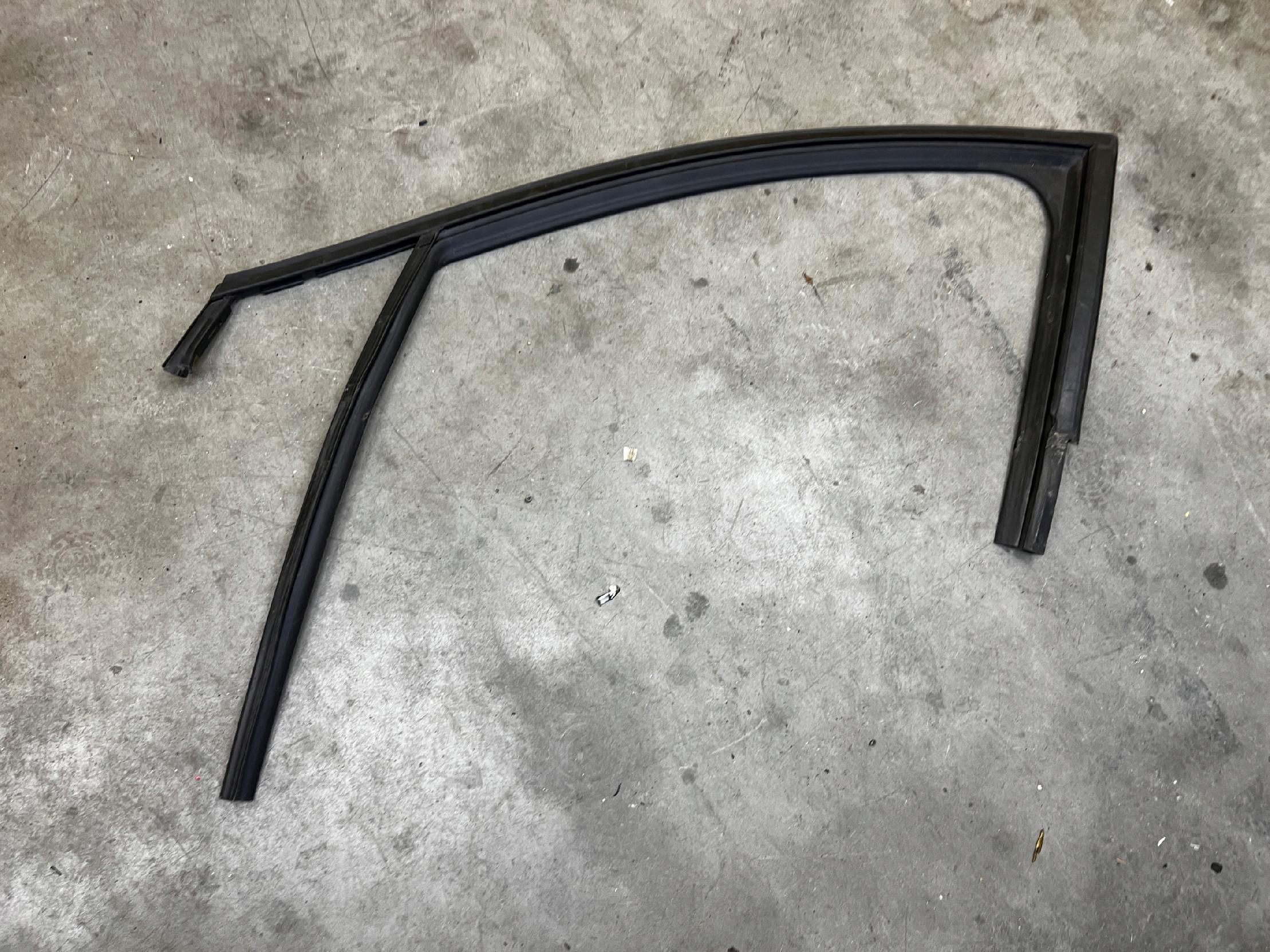 USZCZELKA SZYBY DRZWI PRZÓD LEWY DACIA SANDERO III JOGGER