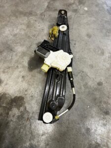 MECHANIZM PODNOŚNIK SZYBY DRZWI TYŁ LEWY BMW 5 F10 F11