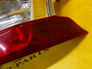 LAMPA TYŁ TYLNA PRAWY PRAWA W BŁOTNIK PEUGEOT 308 II T9 HB