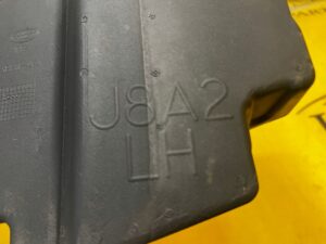 WYGŁUSZENIE PIANKA BŁOTNIKA LEWE LEWA RANGE ROVER VELAR L560