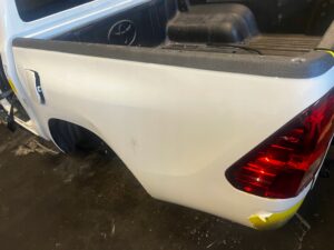 TOYOTA HILUX VIII 8 PAKA TYLNA BŁOTNIKI BURTA PAS TYLNY